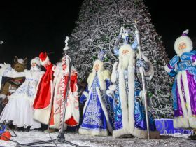 На площади Орджоникидзе зажгли ёлку Якутска