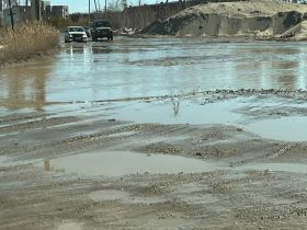 Все еще не «город белых кроссовок»: как выглядят улицы и дворы Якутска весной