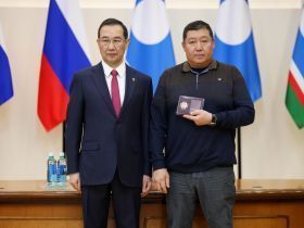В преддверии Дня защитника Отечества Айсен Николаев вручил госнаграды участникам СВО