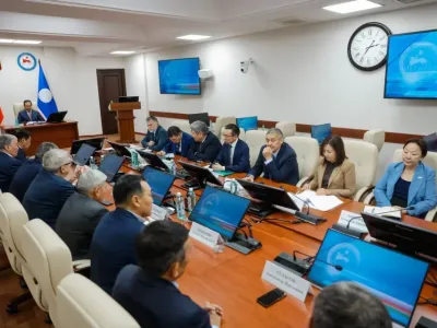 Айсен Николаев встретился с руководством и председателями постоянных комитетов парламента Якутии