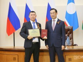 Айсен Николаев вручил дипломы выпускникам программы «Якутия – земля героев»