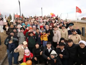 Глава Якутии принял участие в зажжении Вечного огня на родине Героя Советского Союза Федора Попова
