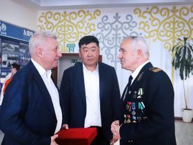 Московские школьники передали памятный костыль строителям железной дороги Якутск – Магадан