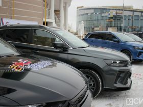Автомобили с ручным управлением вручили участникам СВО в Якутии
