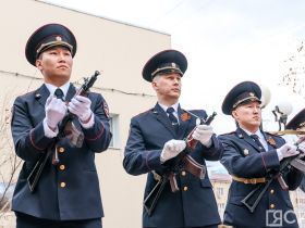 Якутяне возложили цветы к мемориальному комплексу «Солдат Туймаады»