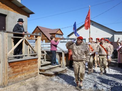 «Поём двором»: в Мархе поздравили 102-летнего ветерана Наума Слепцова