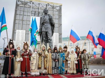 «Наш главный приоритет — благополучие людей»: Айсен Николаев поздравил с Днём Республики