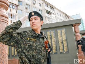 Якутяне возложили цветы к мемориальному комплексу «Солдат Туймаады»