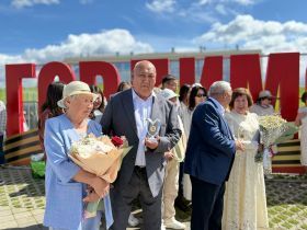 Большой семейный вальс станцевали на площади Республики в Якутске
