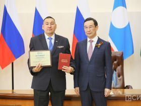 Айсен Николаев вручил дипломы выпускникам программы «Якутия – земля героев»