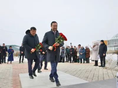 Айсен Николаев возложил цветы к памятнику Илье Винокурову в Намском улусе
