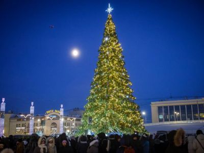 «Елочка, гори!»: В Якутске зажгли первую в России новогоднюю елку