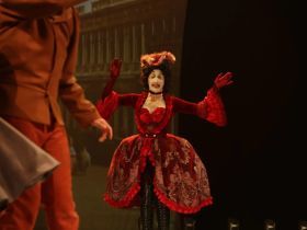 Яркая премьера комедии дель арте «Венецианские близнецы» состоялась в Русском театре