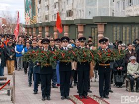 Якутяне возложили цветы к мемориальному комплексу «Солдат Туймаады»