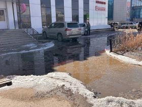 Все еще не «город белых кроссовок»: как выглядят улицы и дворы Якутска весной