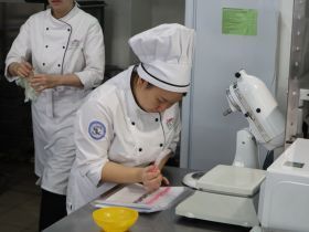 Участники «Вкуса Севера» приготовили меренгу с таежными ягодами и рыбные мини-пироги