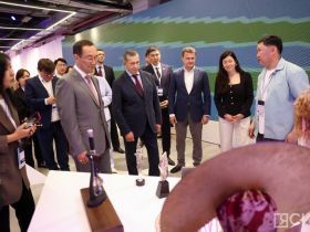 Юрий Трутнев посетил выставку креативных продуктов в Якутске