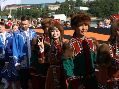 Якутяне приняли участие в шествии с 80-метровой георгиевской лентой на ВЭФ-2025