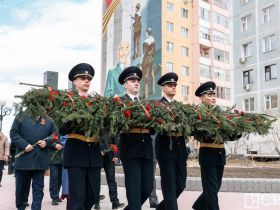 Якутяне возложили цветы к мемориальному комплексу «Солдат Туймаады»