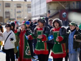 Глава Якутии возложил цветы к памятнику Платону Ойунскому