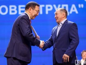 Айсен Николаев наградил 50 якутян премией «Человек труда»