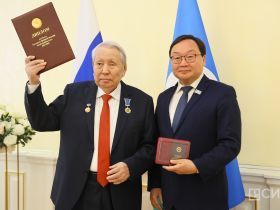 Государственные награды вручили медицинским работникам Якутии