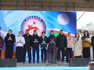 Отличившимся школьникам Якутска вручили паспорта в День республики