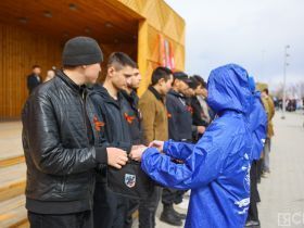 Минута молчания, новобранцы и гречка: в Якутске прошла церемония памяти в честь Дня Победы