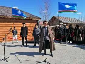 Якутяне возложили цветы к памятнику Степану Аржакову