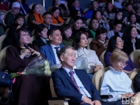 Айсен Николаев наградил 50 якутян премией «Человек труда»