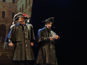 Яркая премьера комедии дель арте «Венецианские близнецы» состоялась в Русском театре