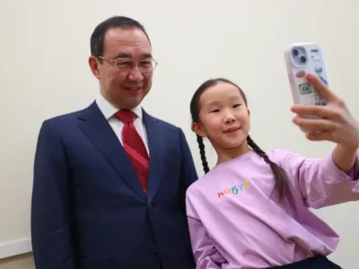 Айсен Николаев поддержал челлендж юного блогера Айыыны Кожуровой