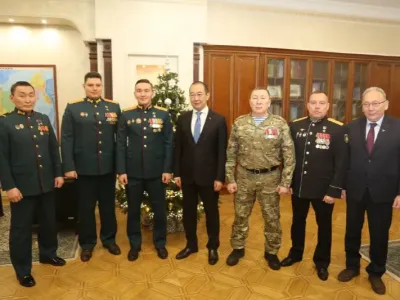 В День Героев Отечества Айсен Николаев встретился с якутянами-Героями России