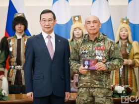 Айсен Николаев вручил государственные награды в честь Дня республики