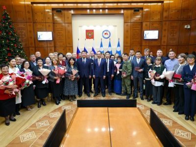 Айсен Николаев вручил государственные награды отличившимся якутянам