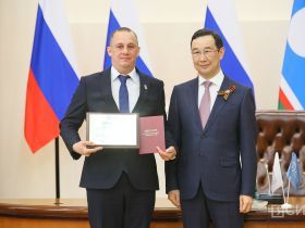 Айсен Николаев вручил дипломы выпускникам программы «Якутия – земля героев»